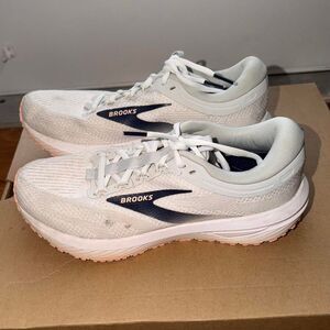 Brooks Women's White and Cream Trainers